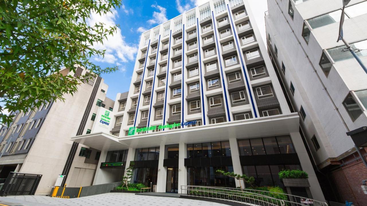 Holiday Inn Express Taichung Fengchia By Ihg Екстер'єр фото