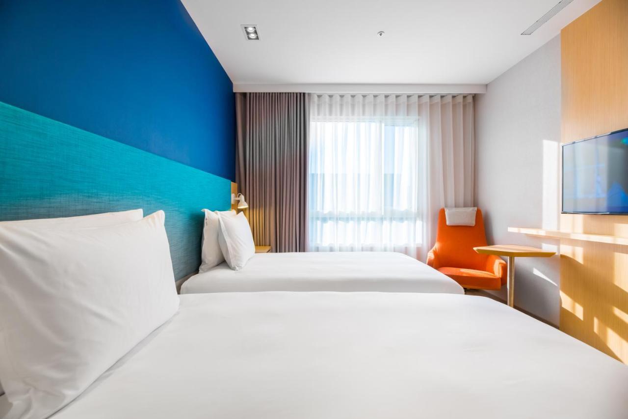 Holiday Inn Express Taichung Fengchia By Ihg Екстер'єр фото